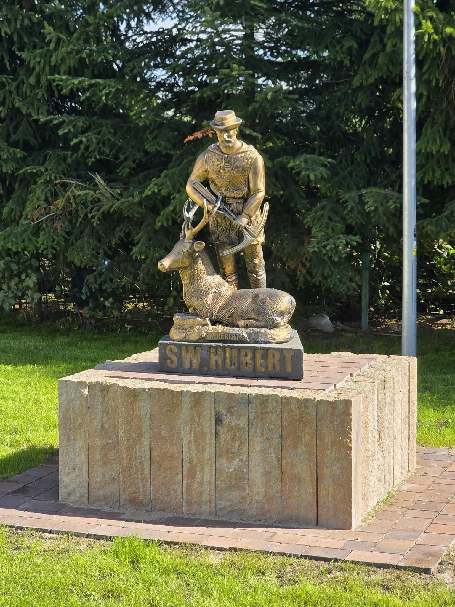 Figura świętego Huberta na terenie koła