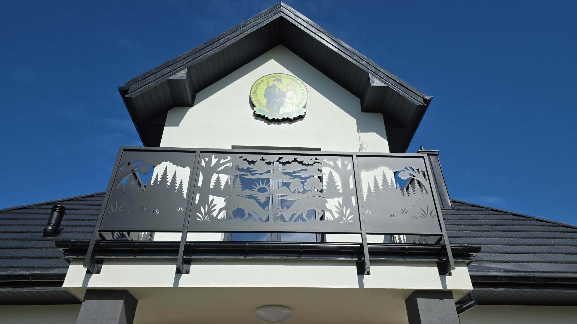 Balustrada stworzona dla koła w kształcie lasu i jeleni.