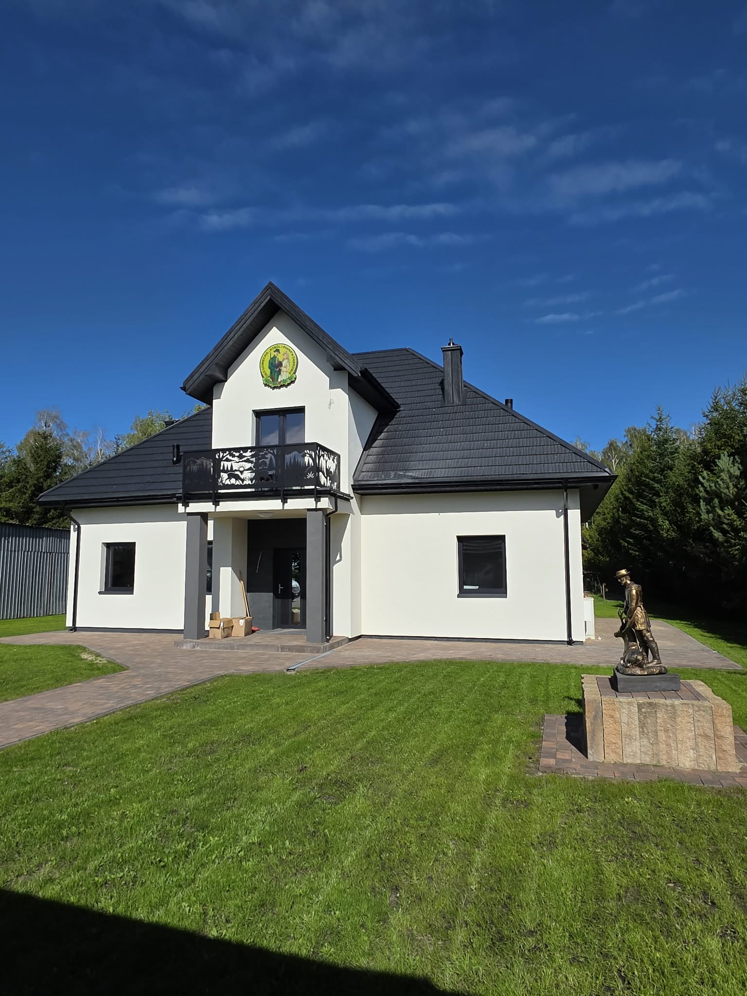 Dom myśliwski, po prawej stronie statua